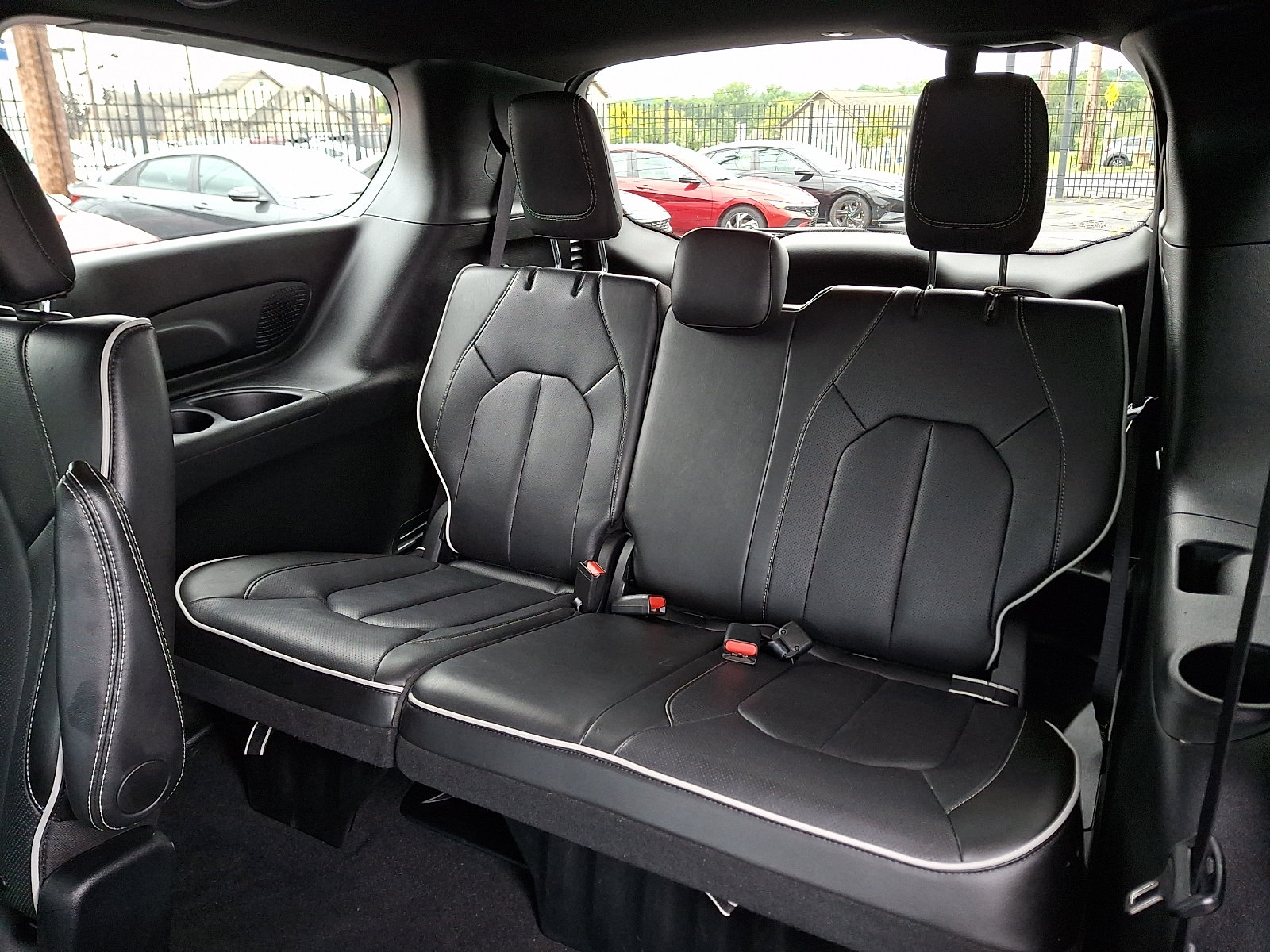 Used 2026 Chrysler Pacifica Limited w/ S Appearance Package FWD image 11