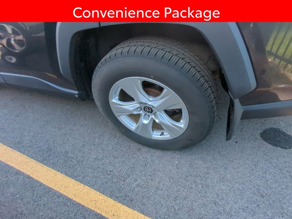 Used 2021 Toyota RAV4 XLE w/ Convenience Package FWD image 5