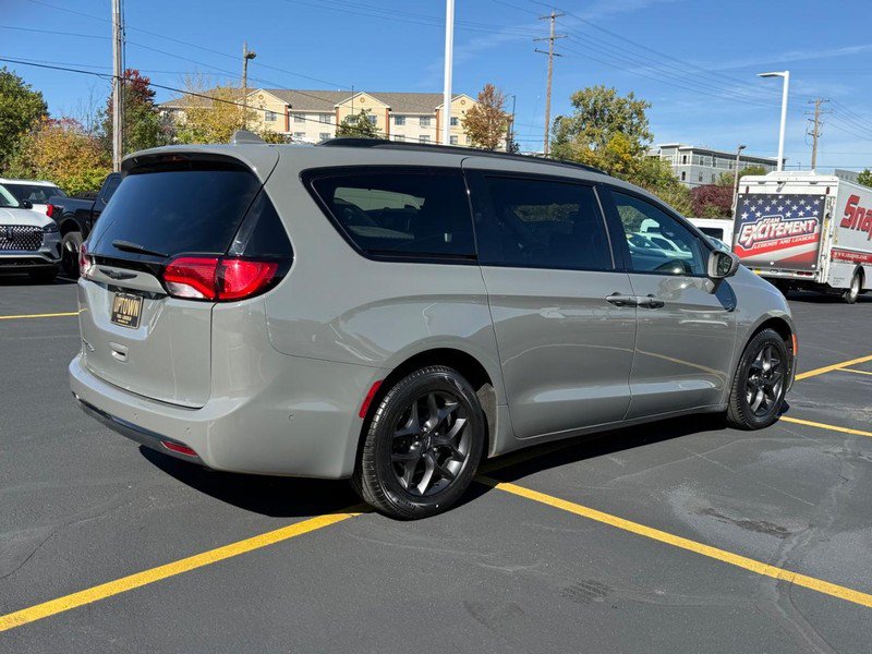 Used 2020 Chrysler Pacifica Touring-L Plus w/ Advanced Safetytec Group FWD image 3