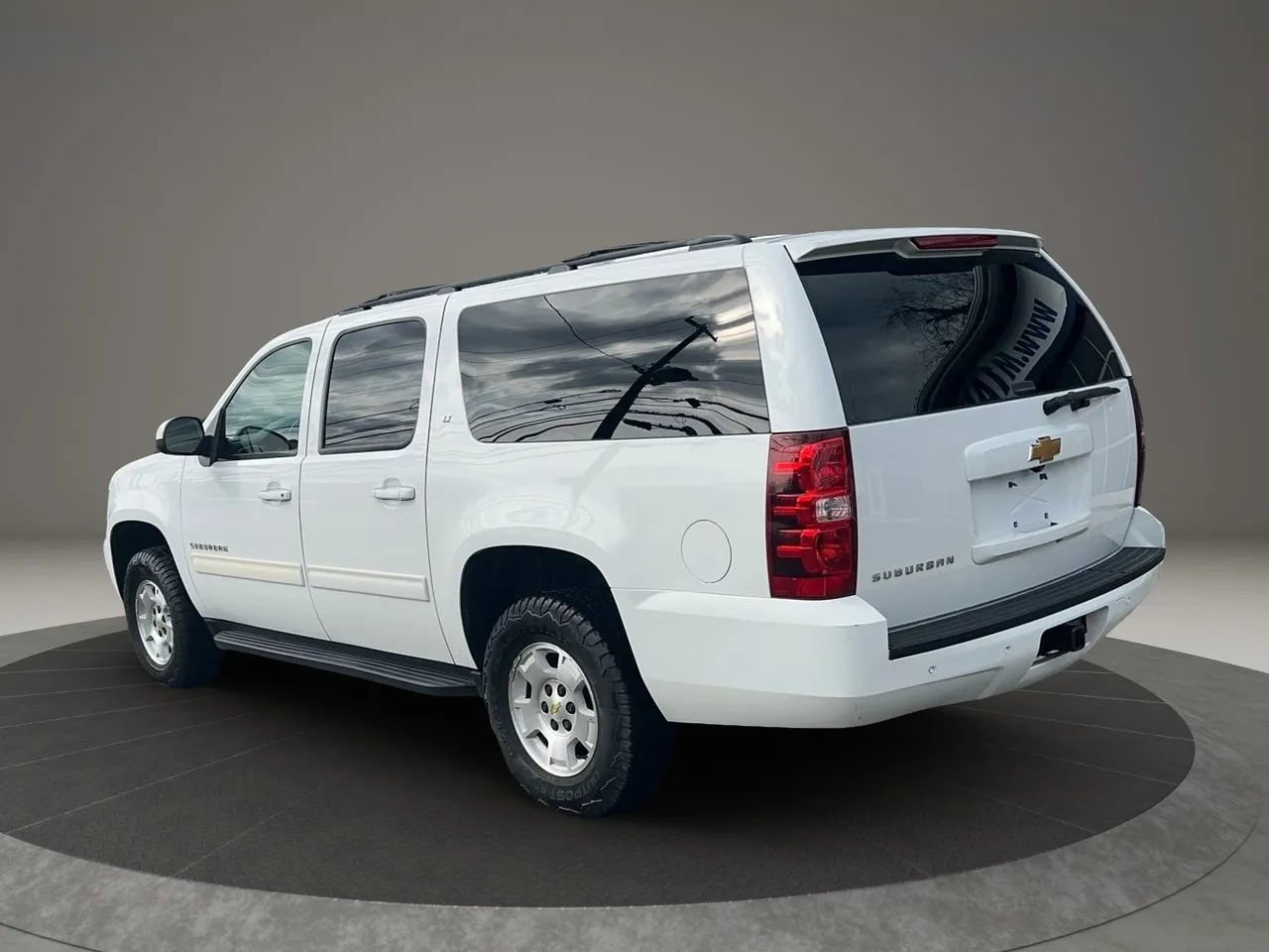 Used 2014 Chevrolet Suburban LT image 3