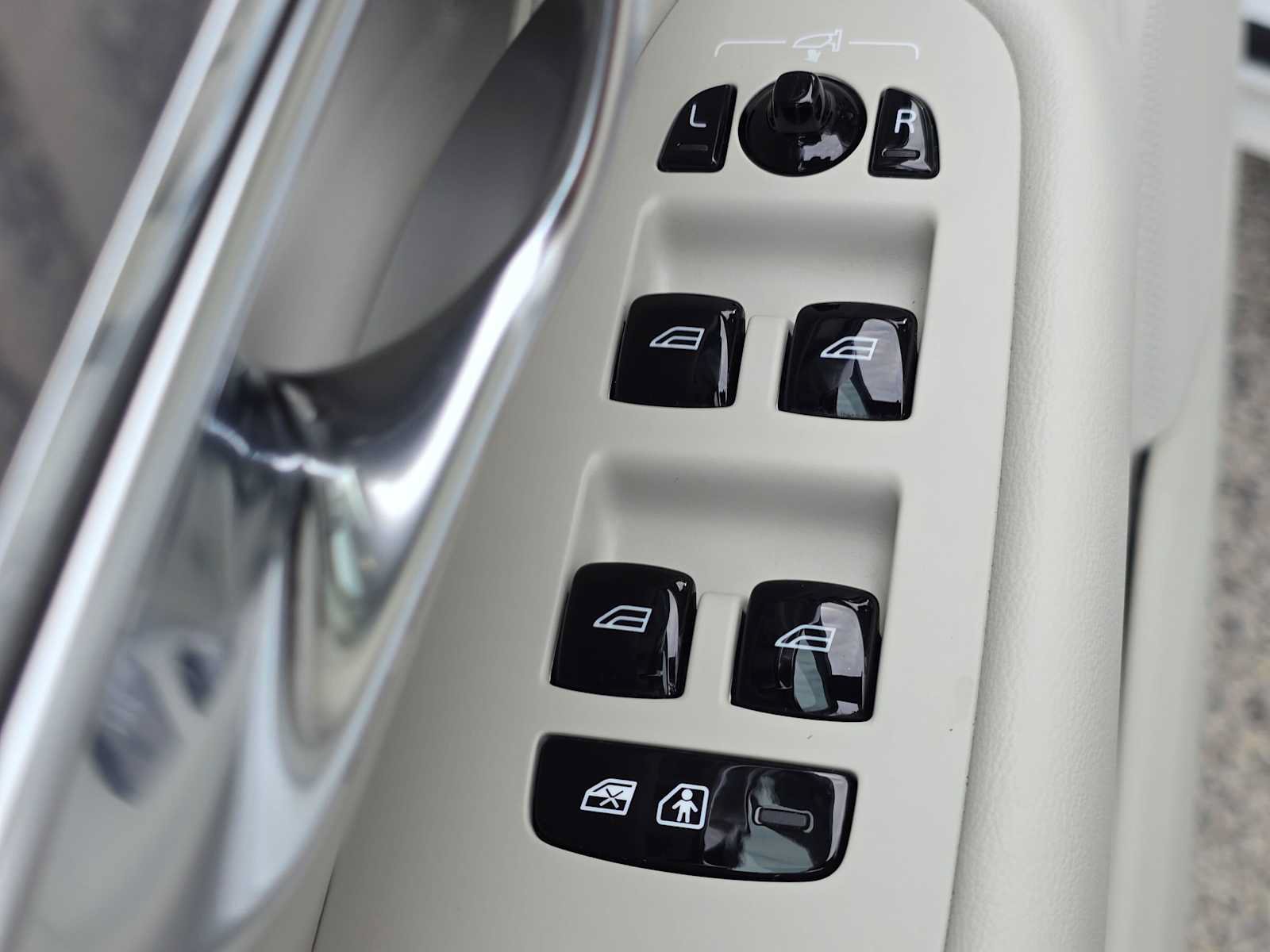 Certified 2025 Volvo XC90 T8 Plus w/ Protection Package Premier AWD/4WD image 23