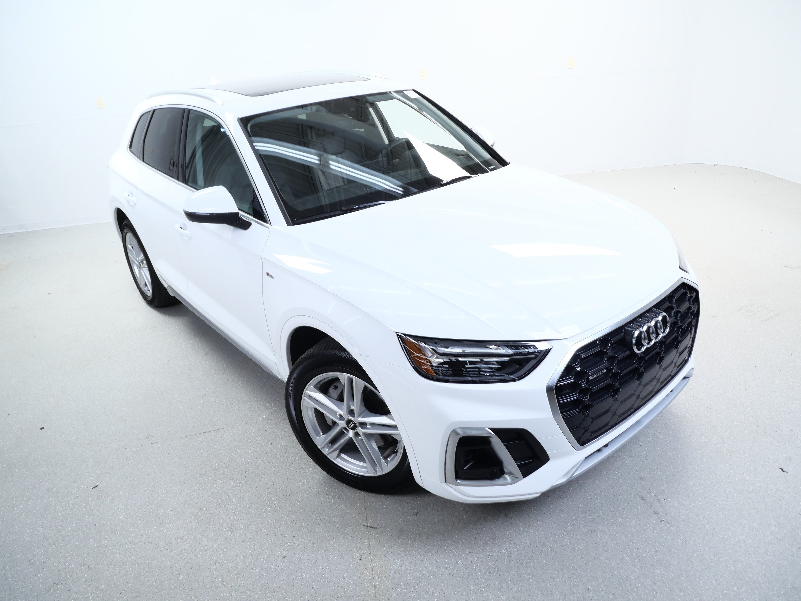 Used 2023 Audi Q5 e Premium w/ Convenience Package AWD/4WD image 4