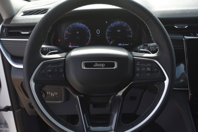 Used 2023 Jeep Grand Cherokee Laredo AWD/4WD image 21