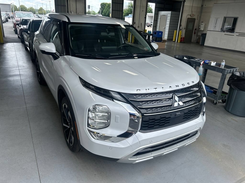 Used 2023 Mitsubishi Outlander SE AWD/4WD image 1