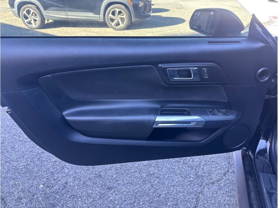 Used 2017 Ford Mustang Coupe RWD image 9