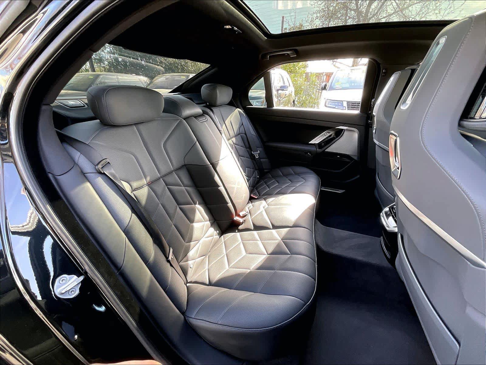 Used 2025 BMW 750e xDrive AWD/4WD image 27
