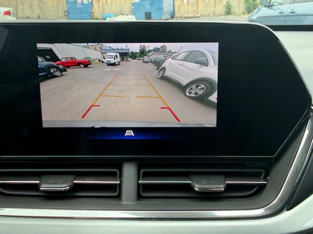 Used 2025 Chevrolet Trax LT w/ LT Convenience Package FWD image 16