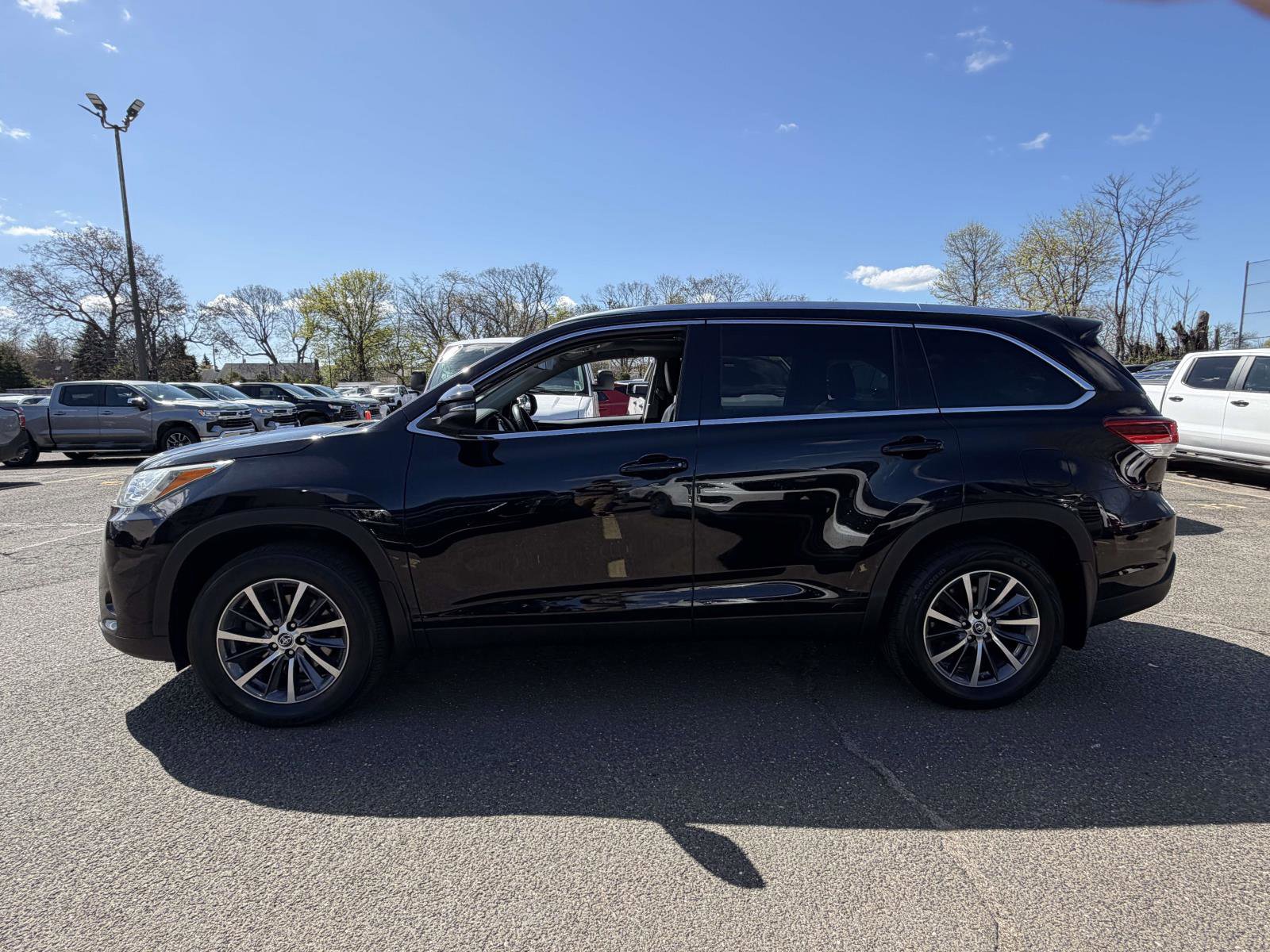 Used 2019 Toyota Highlander XLE AWD/4WD image 4