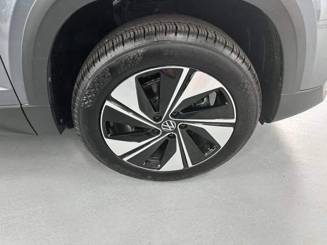 Used 2025 Volkswagen Taos SE AWD/4WD image 16