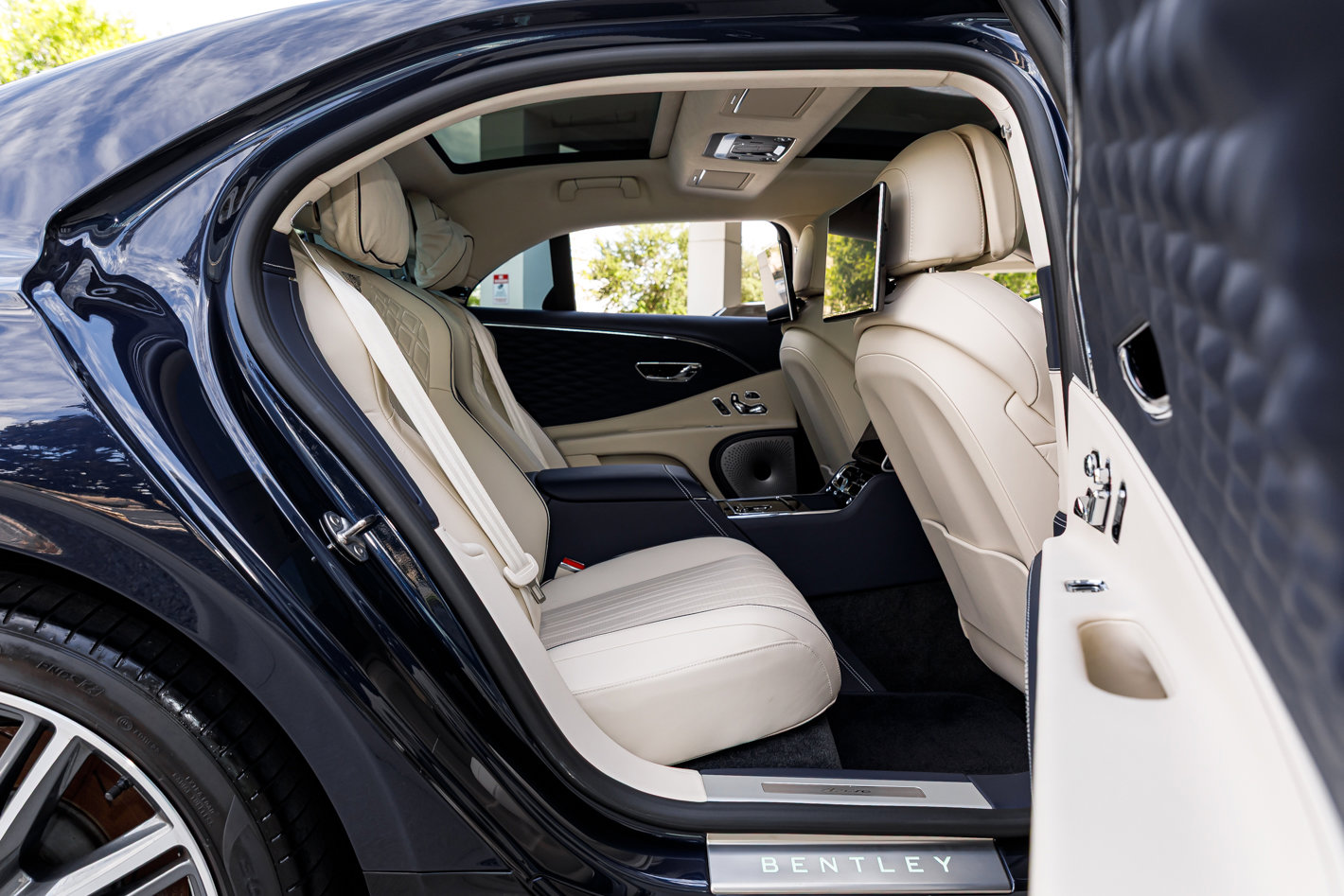 Used 2023 Bentley Flying Spur Azure AWD/4WD image 32