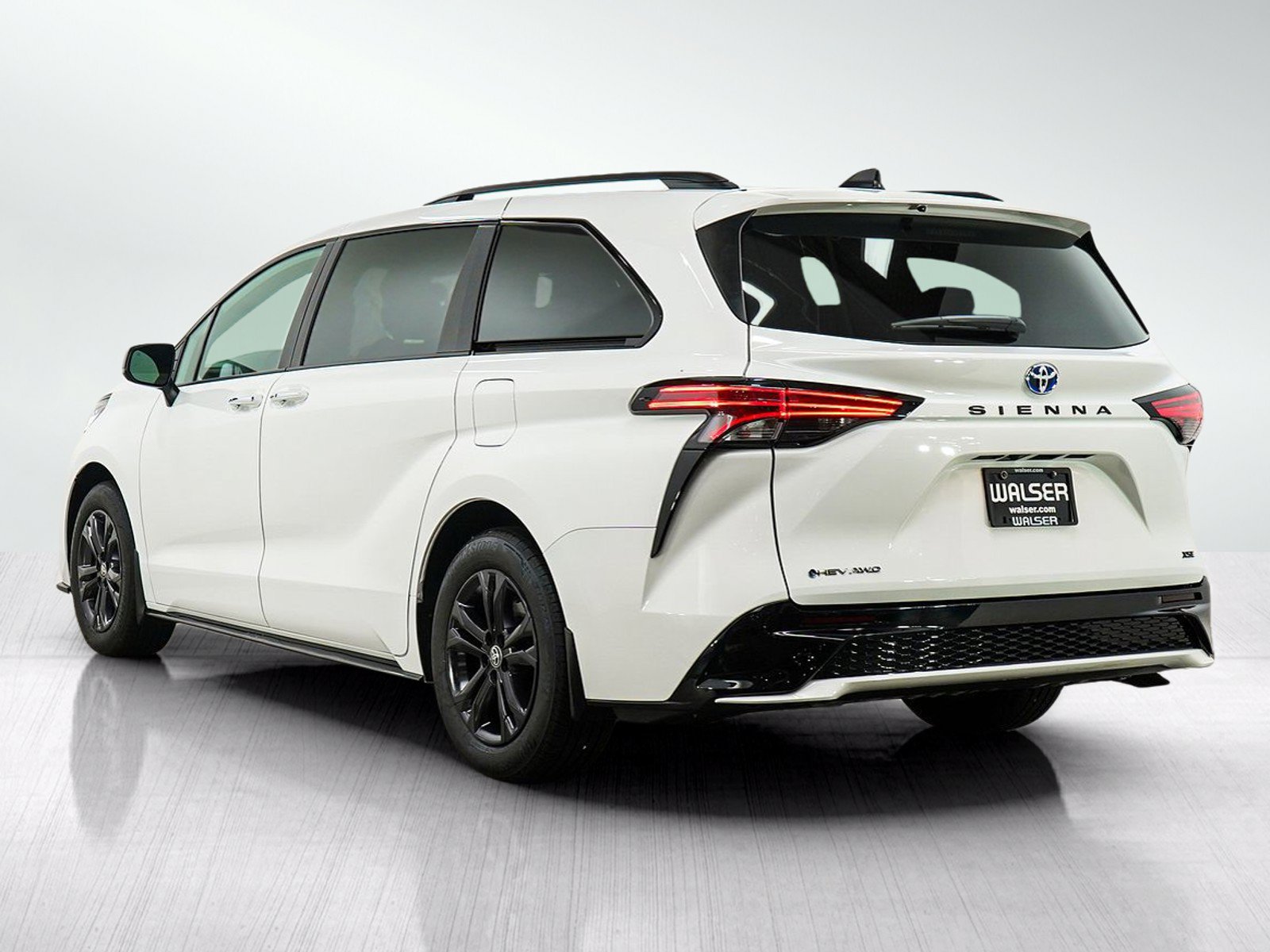 Used 2025 Toyota Sienna XSE AWD/4WD image 3
