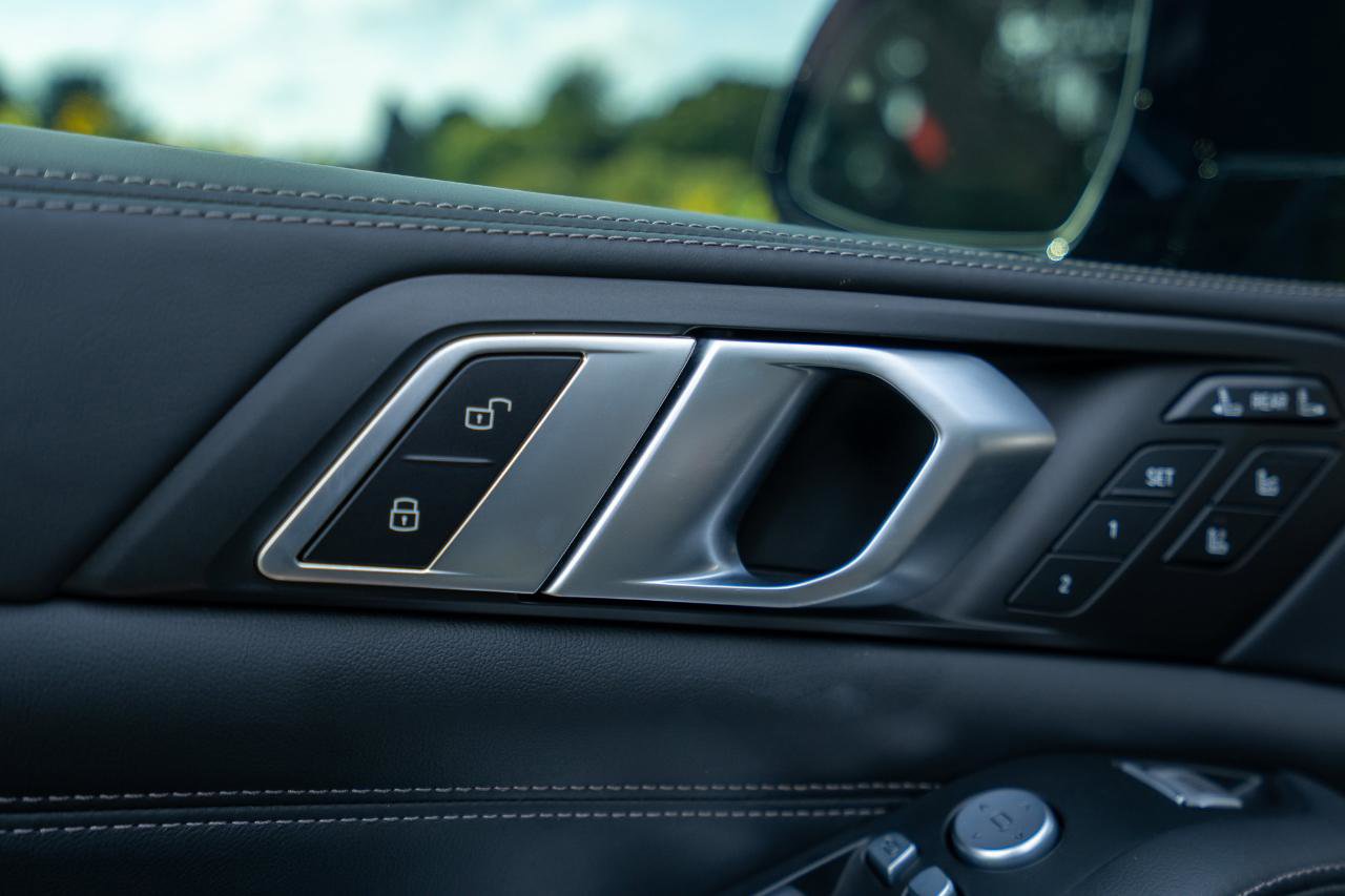 Used 2023 BMW X7 M60i image 16