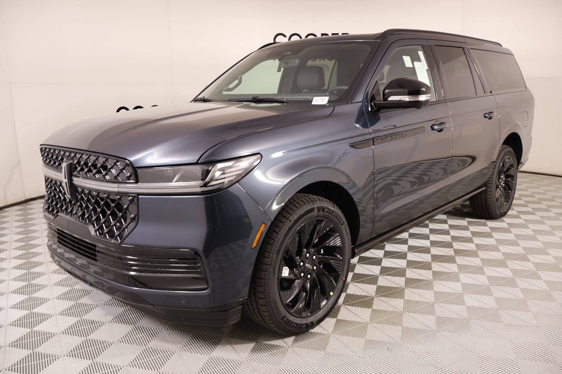 New 2026 Lincoln Navigator L Reserve w/ Jet Appearance Package AWD/4WD image 11
