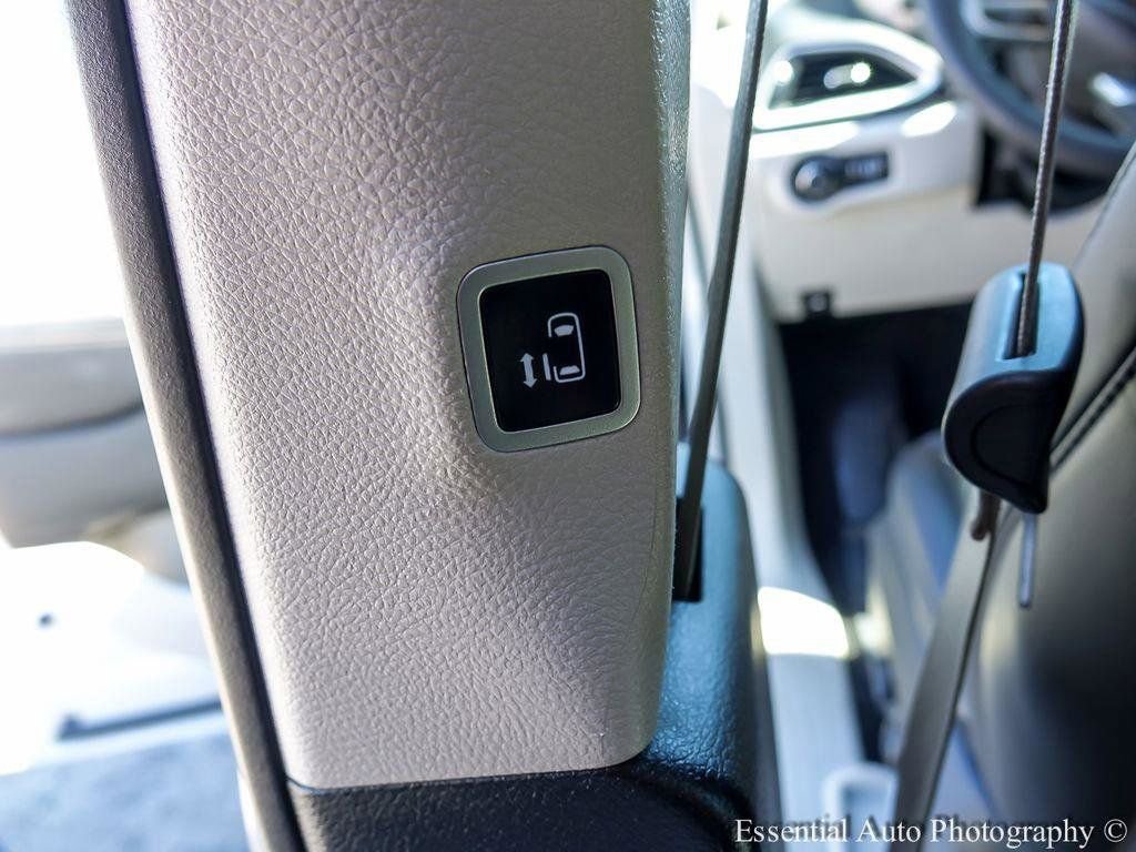 Used 2024 Chrysler Pacifica Touring-L image 13