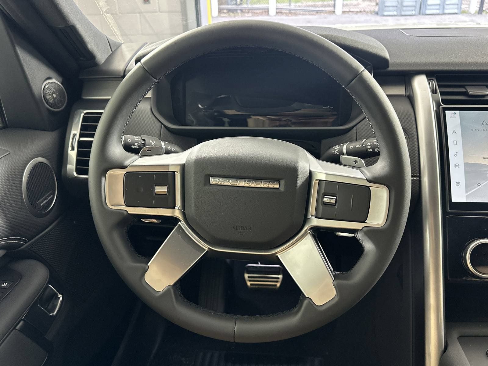 Used 2025 Land Rover Discovery Dynamic SE AWD/4WD image 13