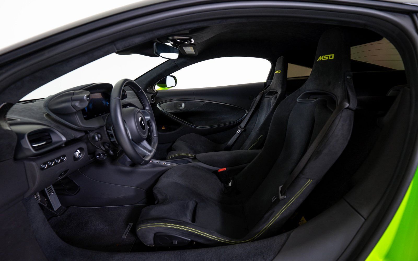 Used 2024 McLaren Artura RWD image 18
