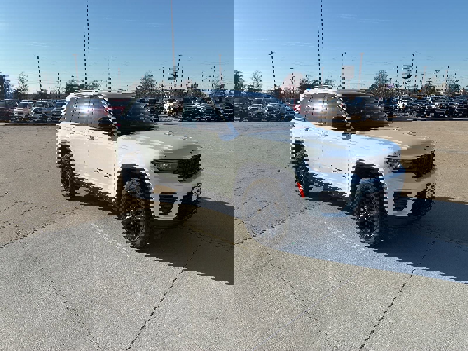 Used 2023 Jeep Grand Cherokee Altitude image 9