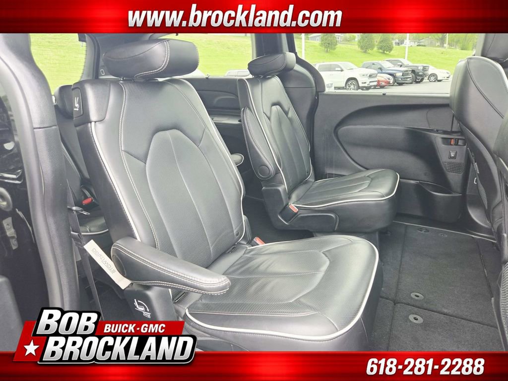 Used 2025 Chrysler Pacifica Limited image 17