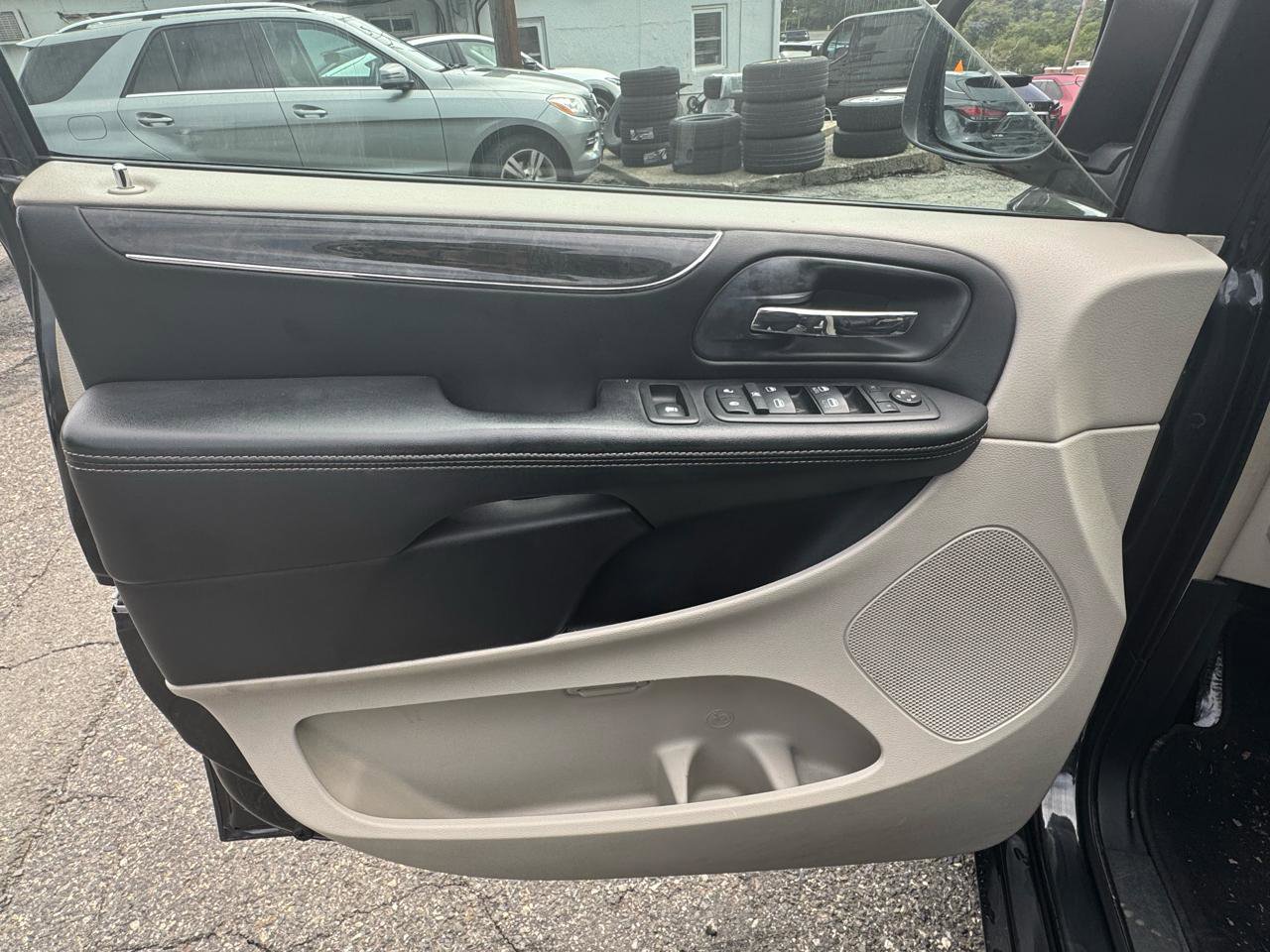 Used 2012 Chrysler Town & Country Touring-L w/ Entertainment Group #2 FWD image 10