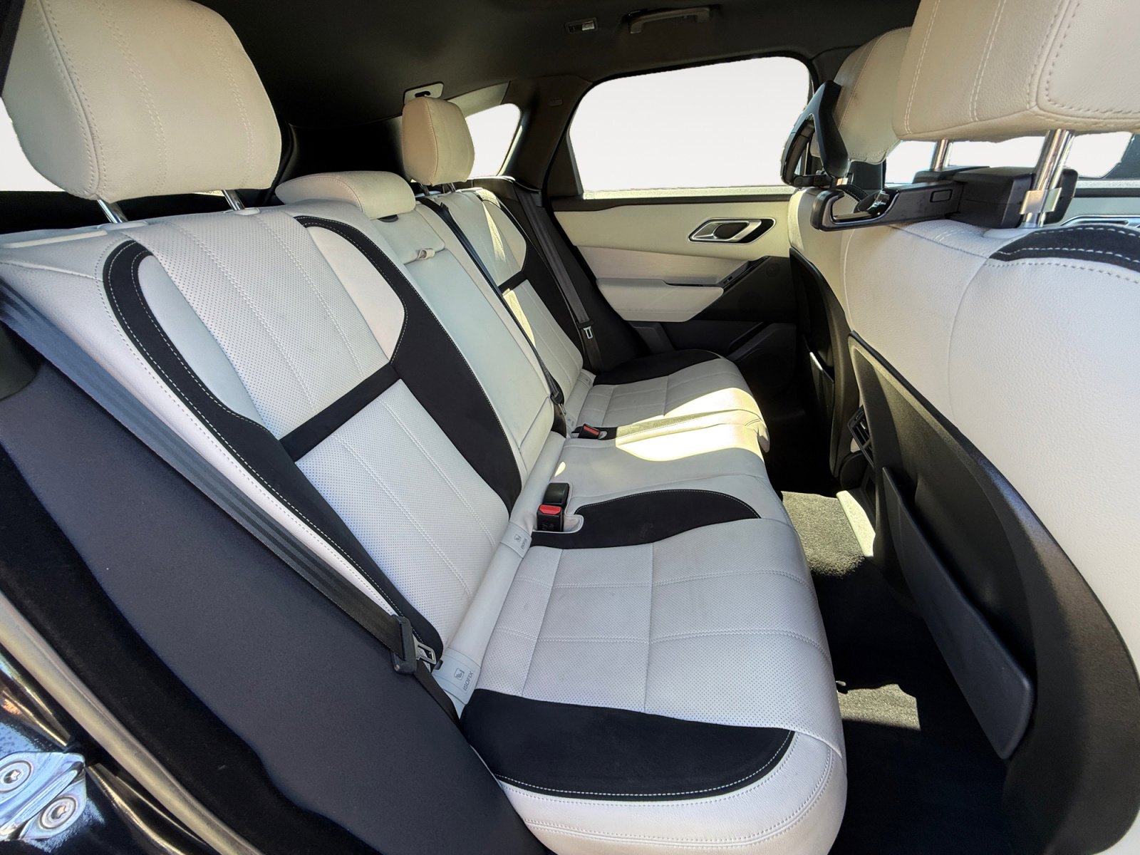 Used 2020 Land Rover Range Rover Velar R-Dynamic S image 18