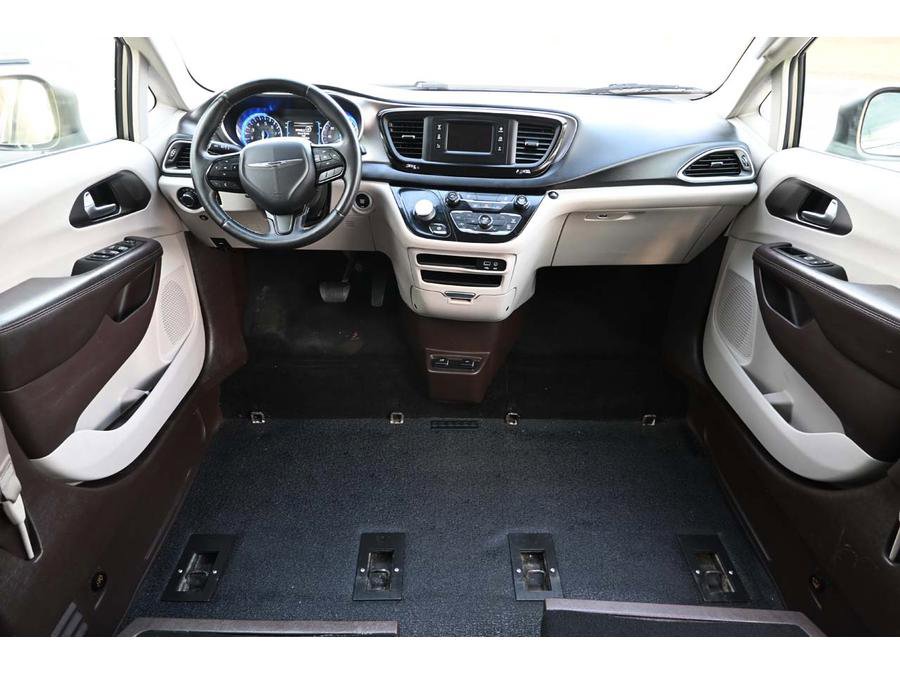 Used 2017 Chrysler Pacifica Touring FWD image 21