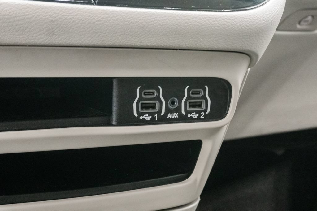 Used 2023 Chrysler Pacifica Touring-L FWD image 20