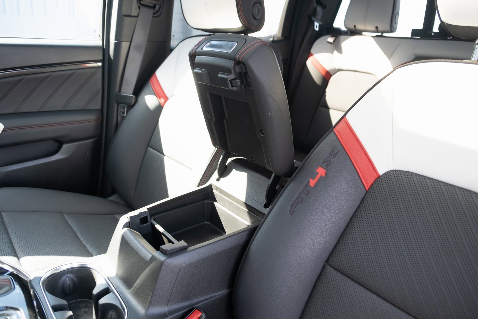 Used 2024 GMC Canyon AT4X image 9