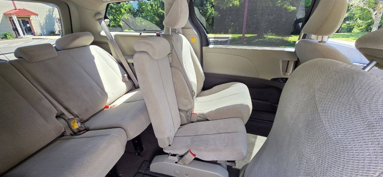 Used 2011 Toyota Sienna LE FWD image 18