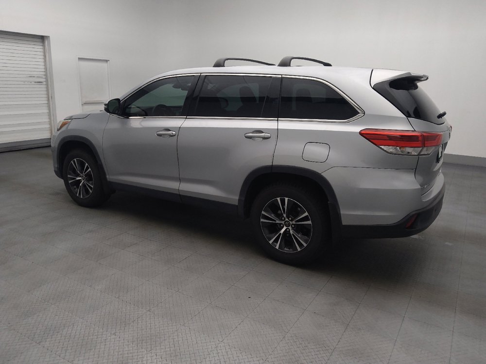Used 2019 Toyota Highlander LE AWD/4WD image 3