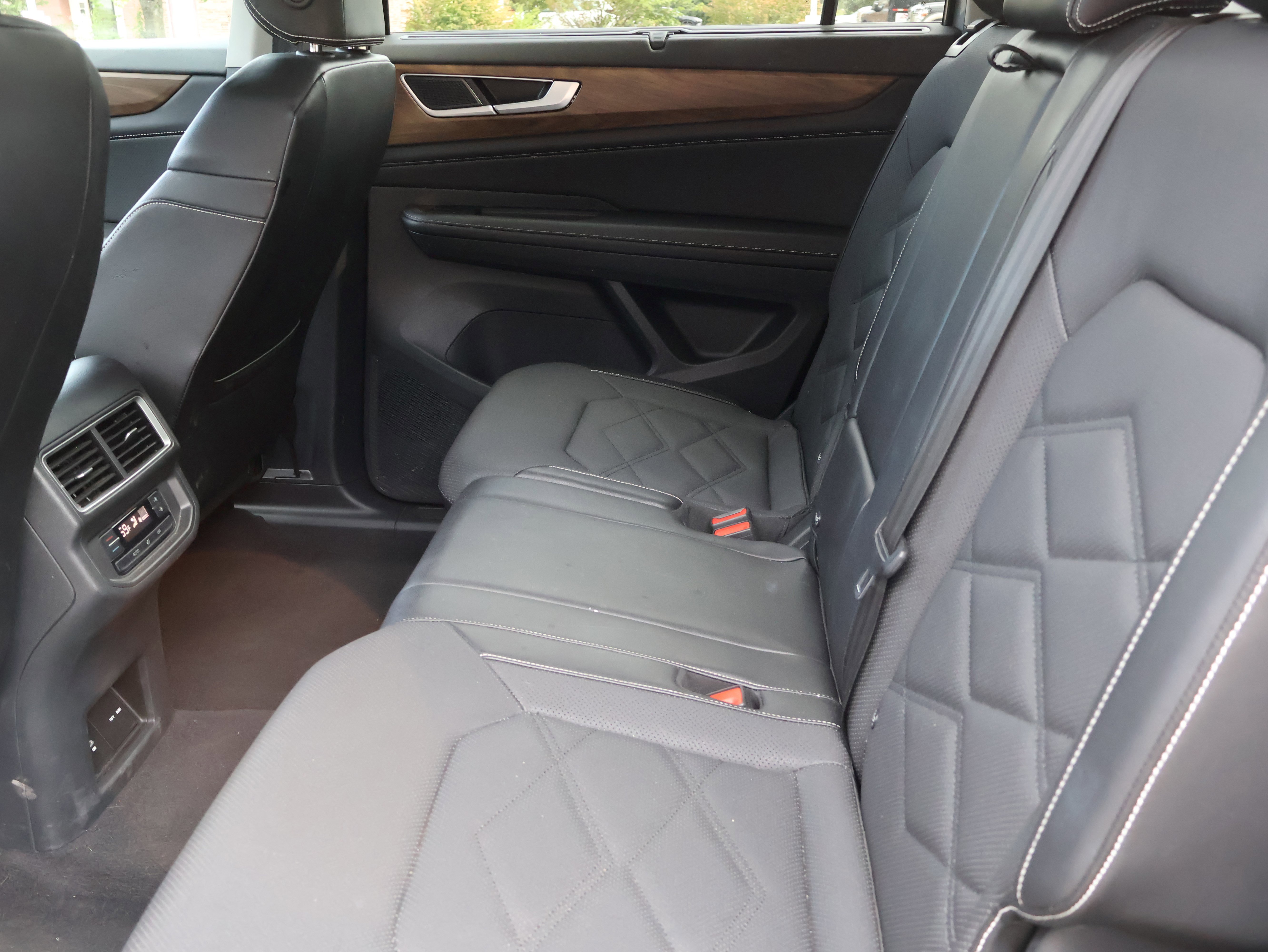 Used 2024 Volkswagen Atlas SE image 25