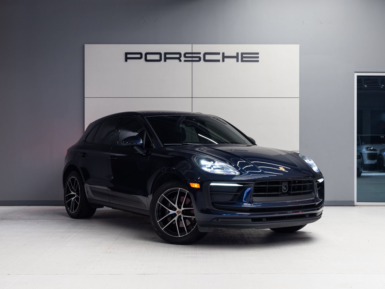 Certified 2023 Porsche Macan AWD/4WD image 9