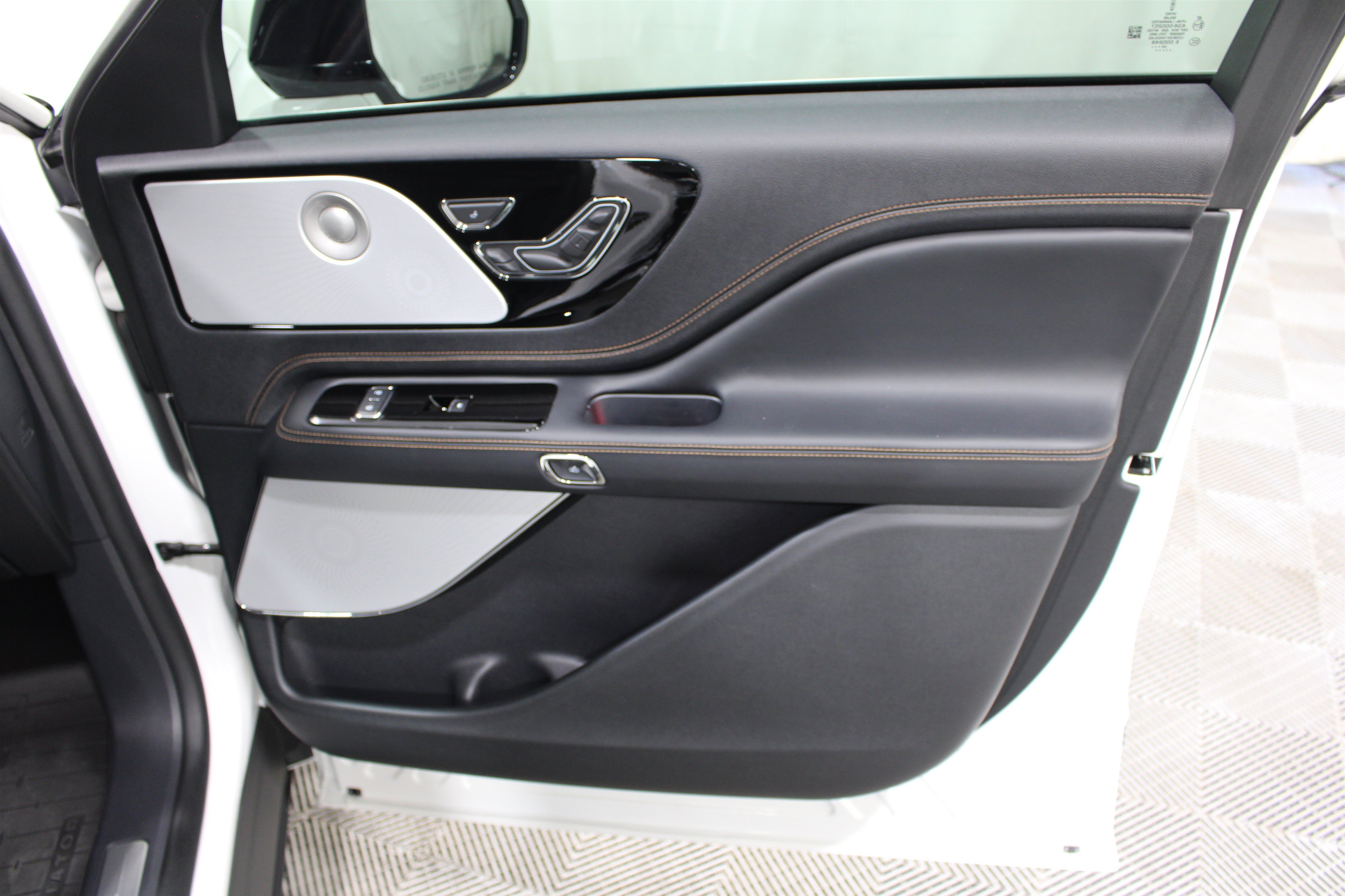 Used 2025 Lincoln Aviator Black Label AWD/4WD image 33