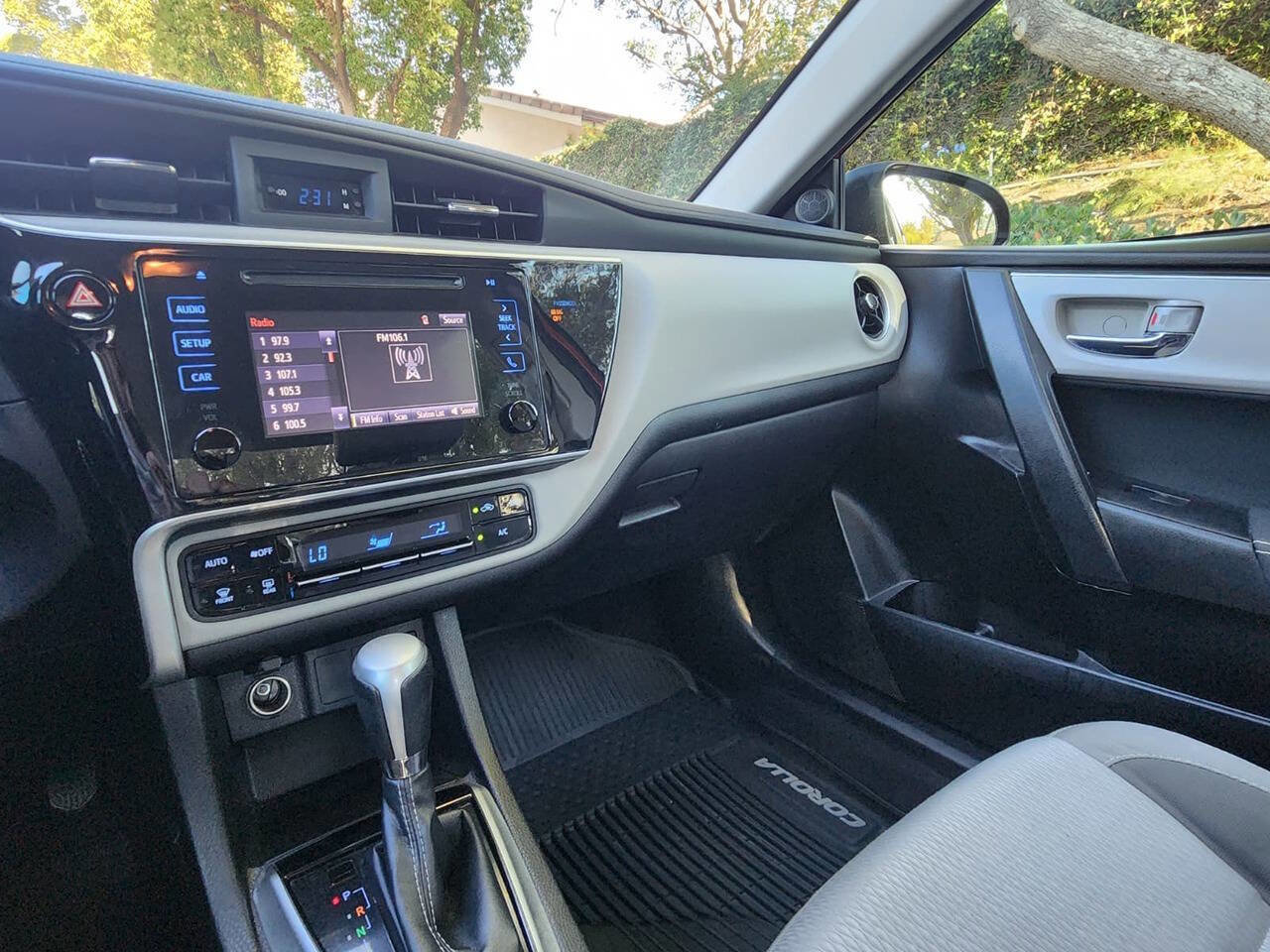 Used 2018 Toyota Corolla LE image 5