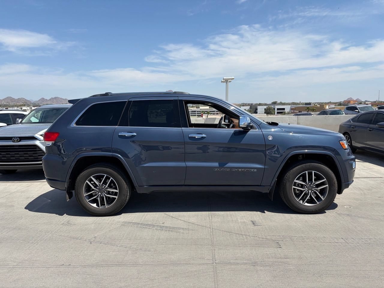 Used 2021 Jeep Grand Cherokee Overland AWD/4WD image 3