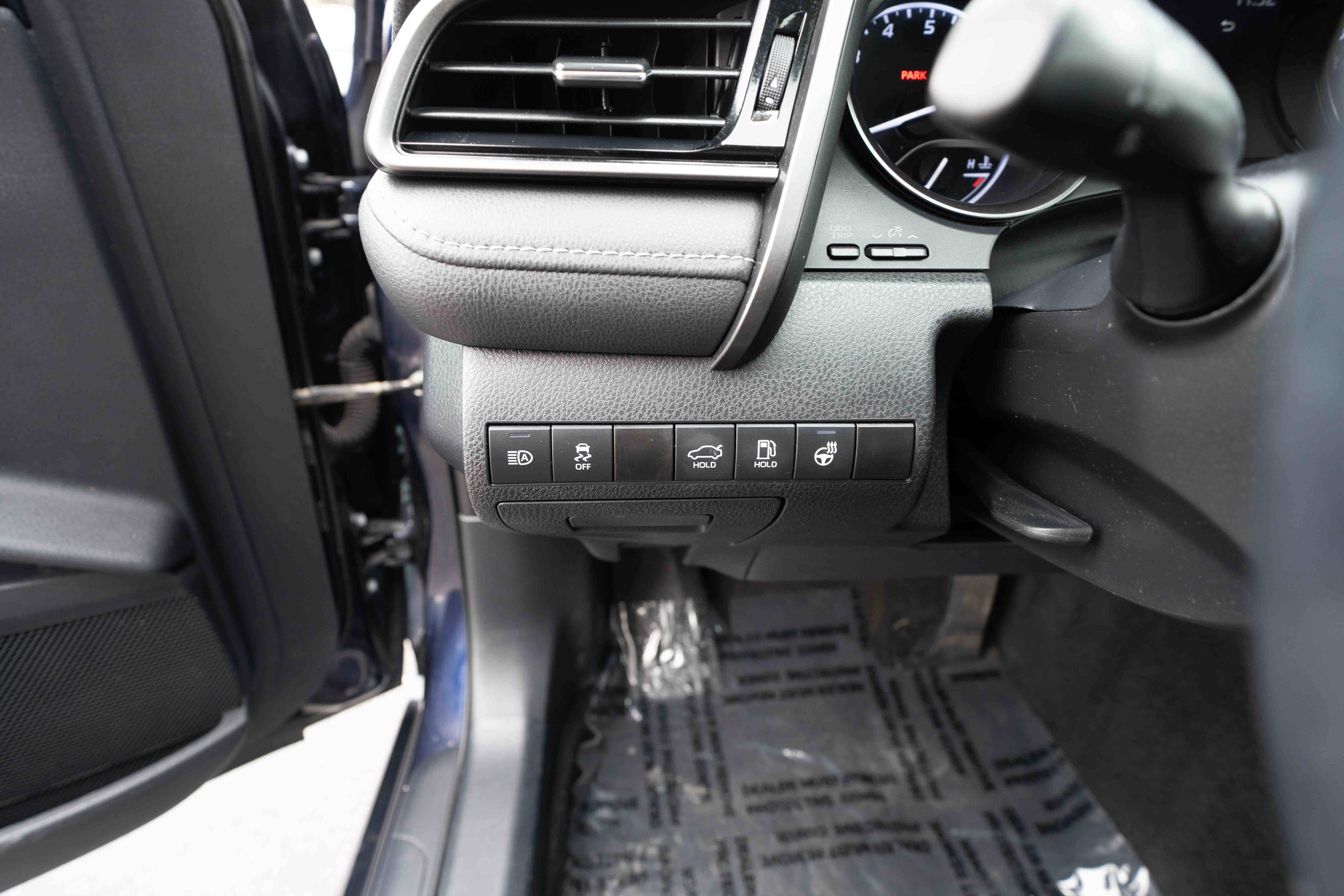 Used 2021 Toyota Camry SE w/ Cold Weather Package image 11