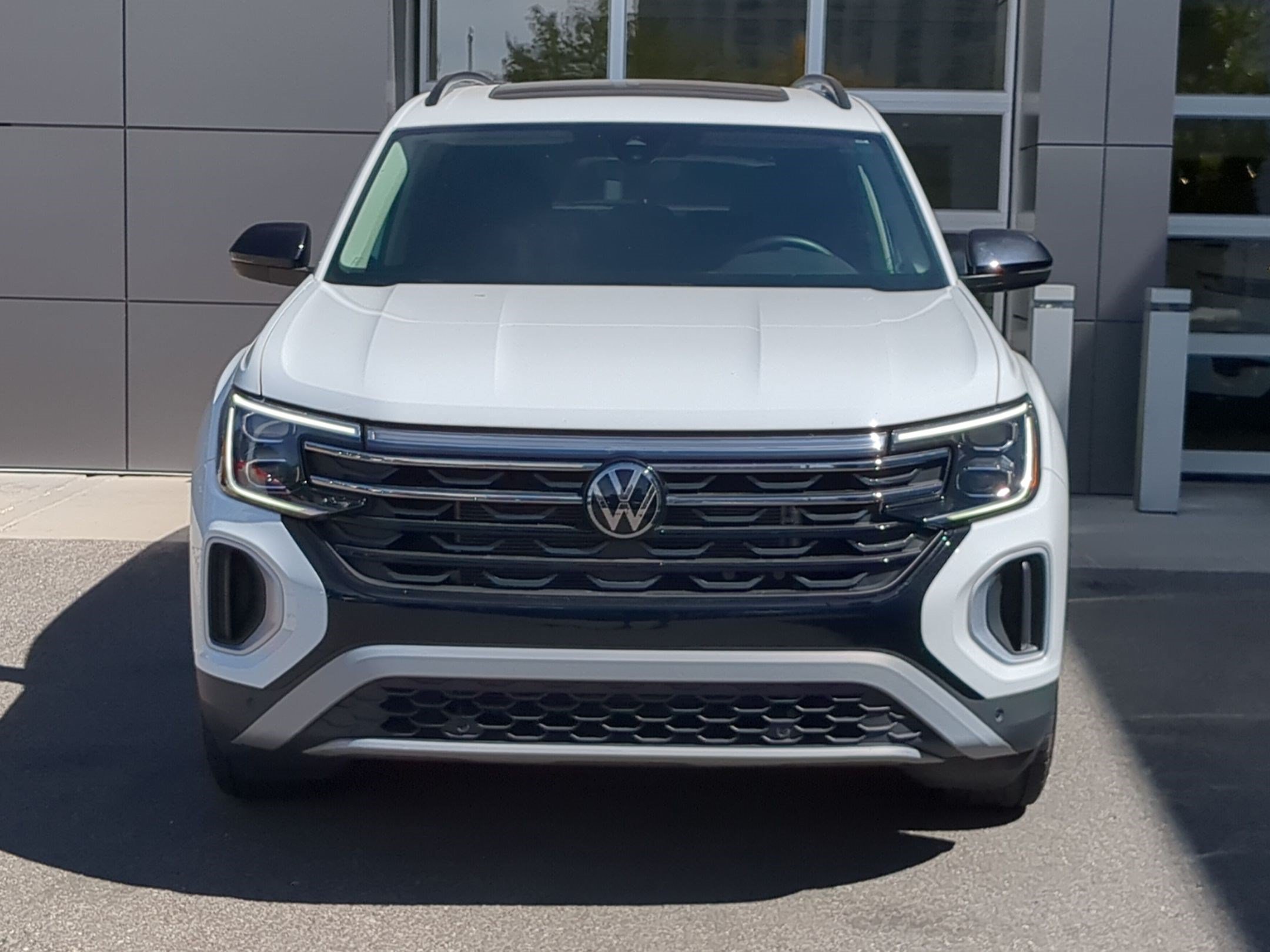 Used 2024 Volkswagen Atlas Peak Edition SE AWD/4WD image 2