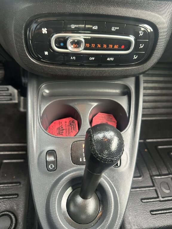 Used 2016 smart fortwo passion RWD image 18