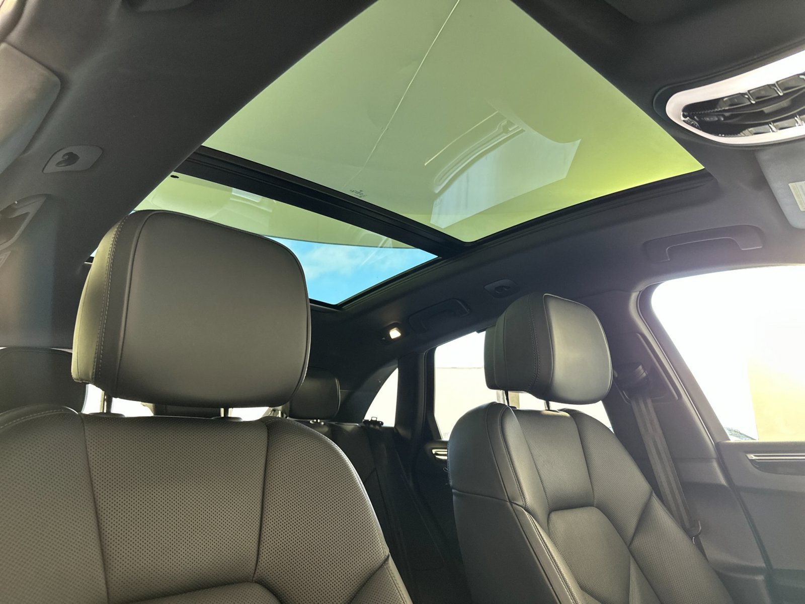 Certified 2024 Porsche Macan AWD/4WD image 19