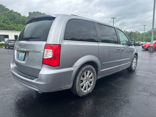 Used 2016 Chrysler Town & Country Touring FWD image 10
