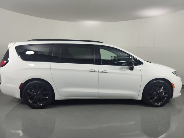 Used 2025 Chrysler Pacifica Limited FWD image 38