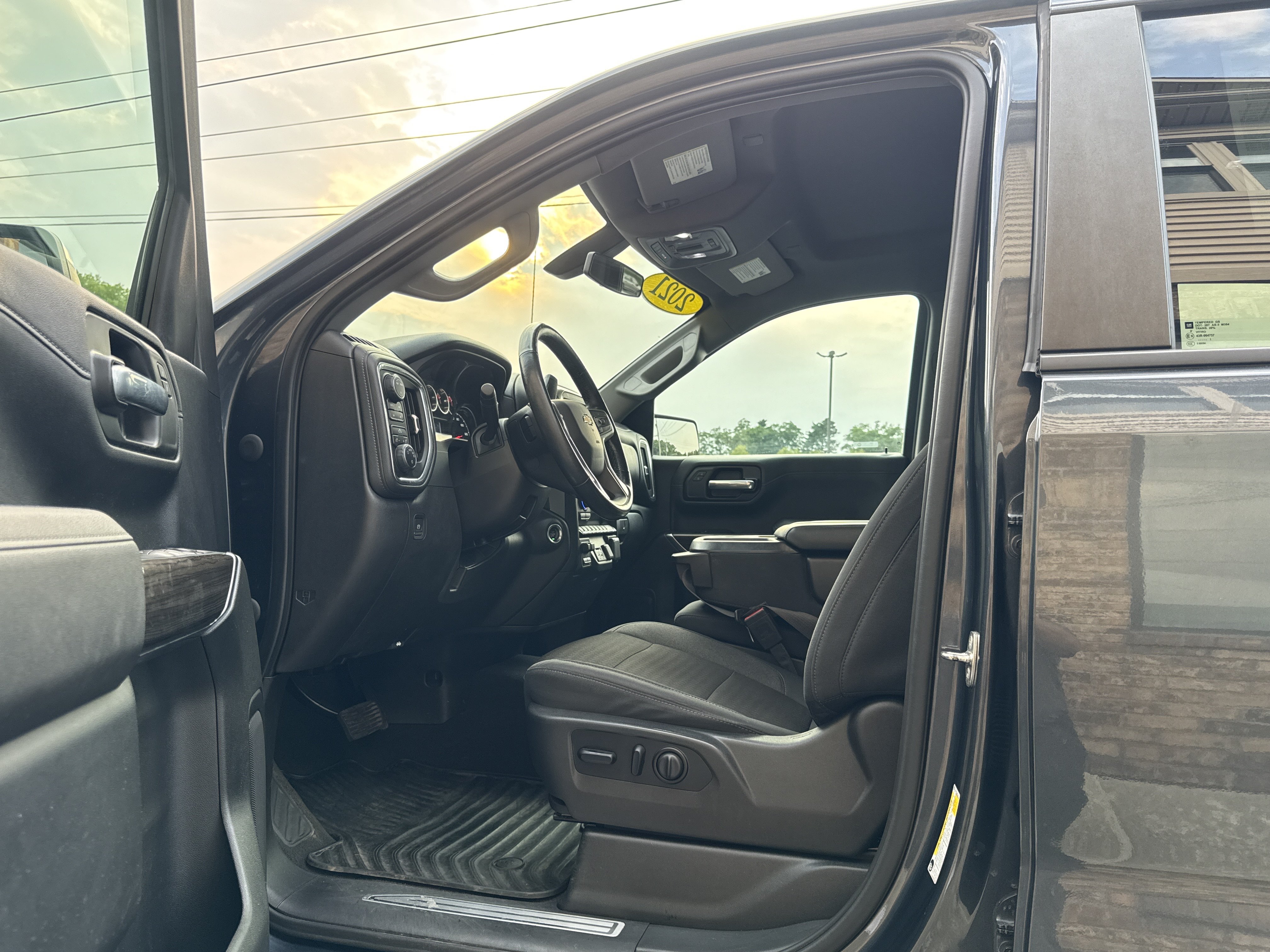 Used 2021 Chevrolet Silverado 1500 LT w/ Z71 Off-Road Package AWD/4WD image 9