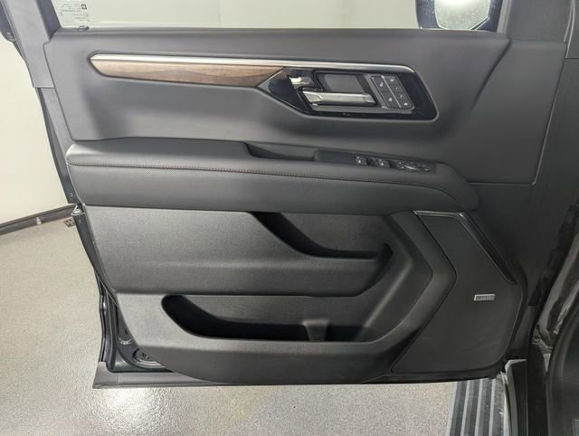 Used 2025 Chevrolet Suburban High Country AWD/4WD image 9