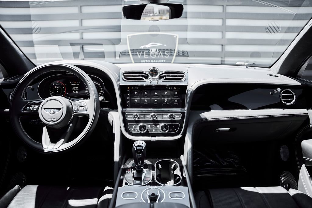 Used 2024 Bentley Bentayga AWD/4WD image 50
