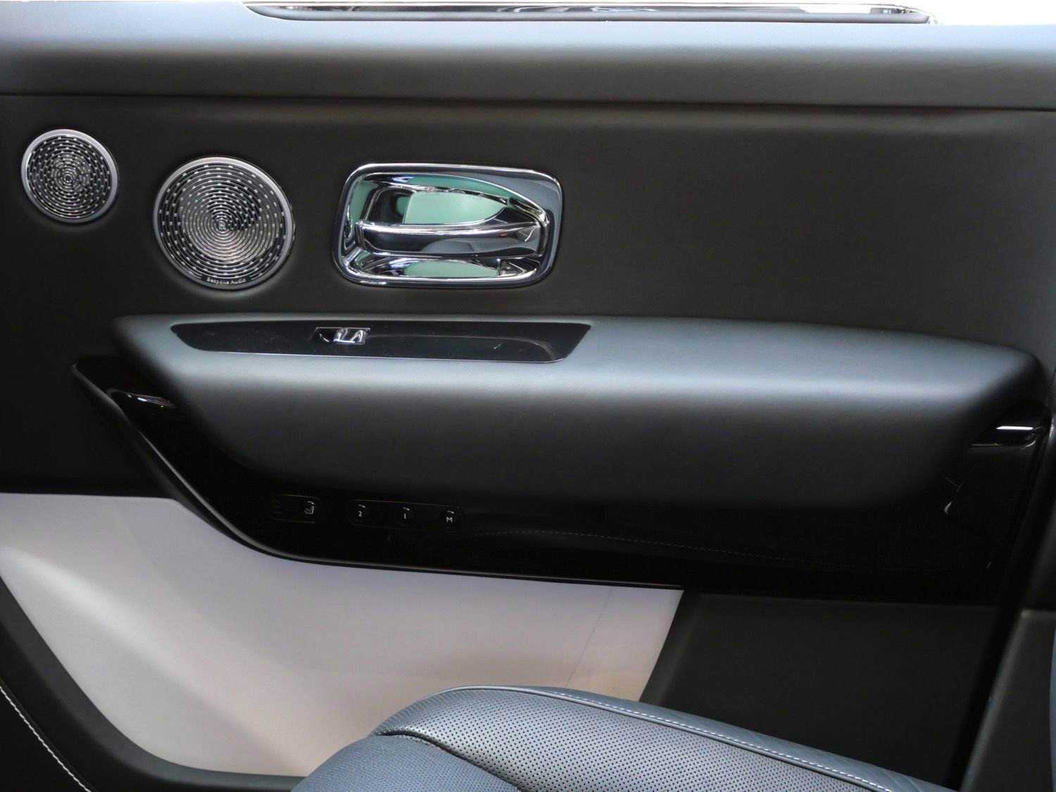 Used 2022 Rolls-Royce Cullinan Black Badge w/ Dark Exterior Package image 10