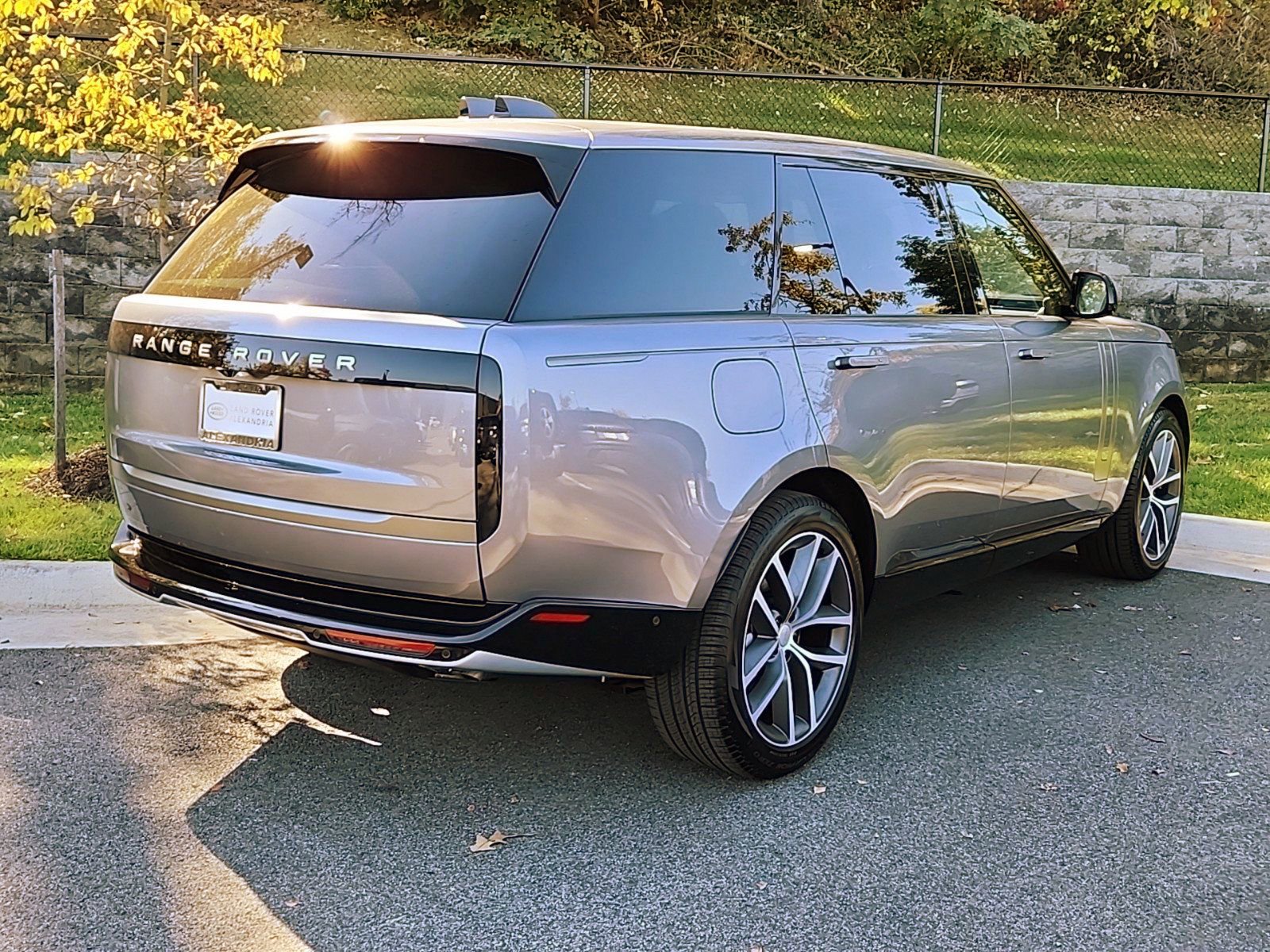 New 2025 Land Rover Range Rover Long Wheelbase SE image 2