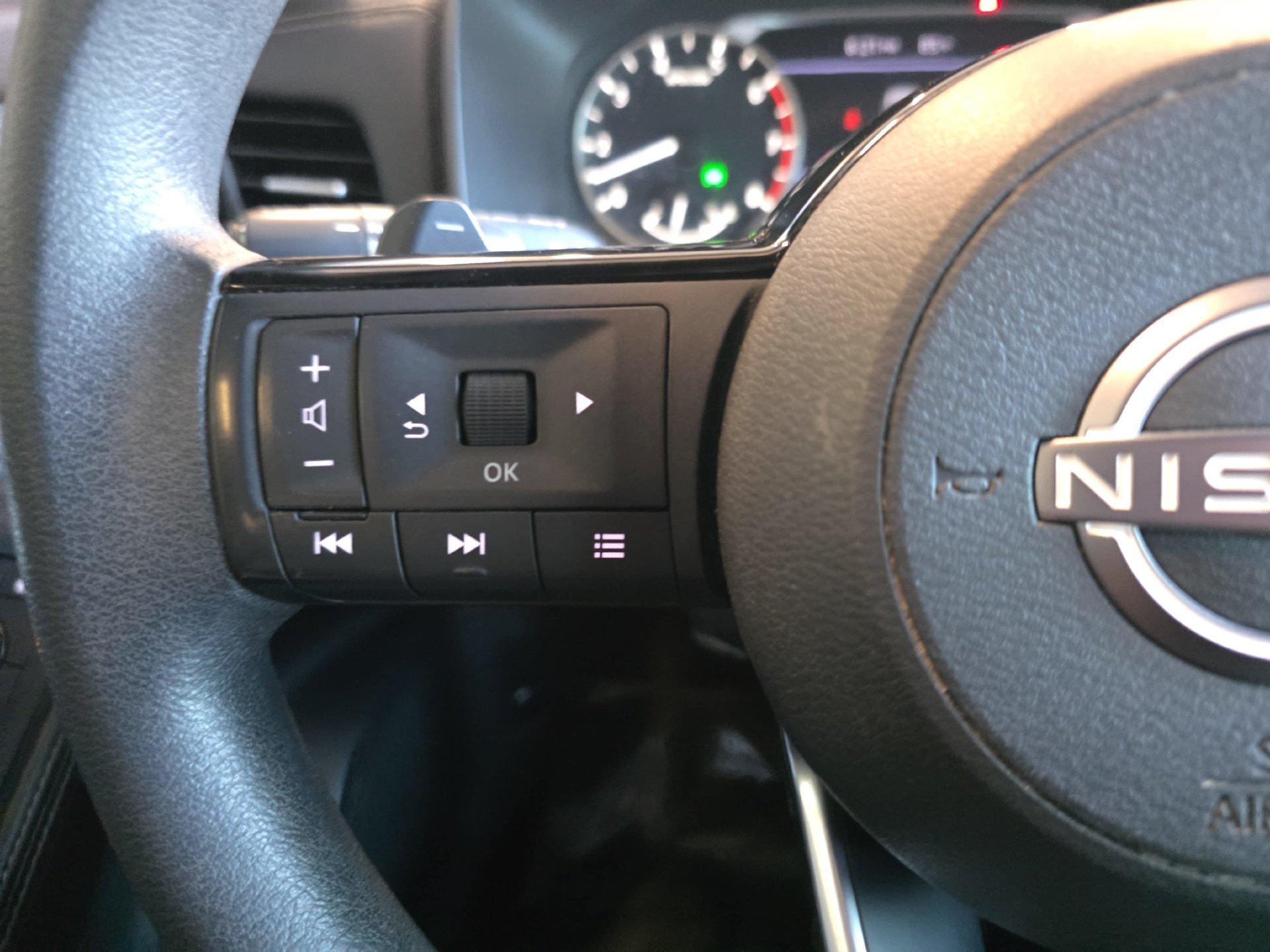 Used 2023 Nissan Rogue SV FWD image 15