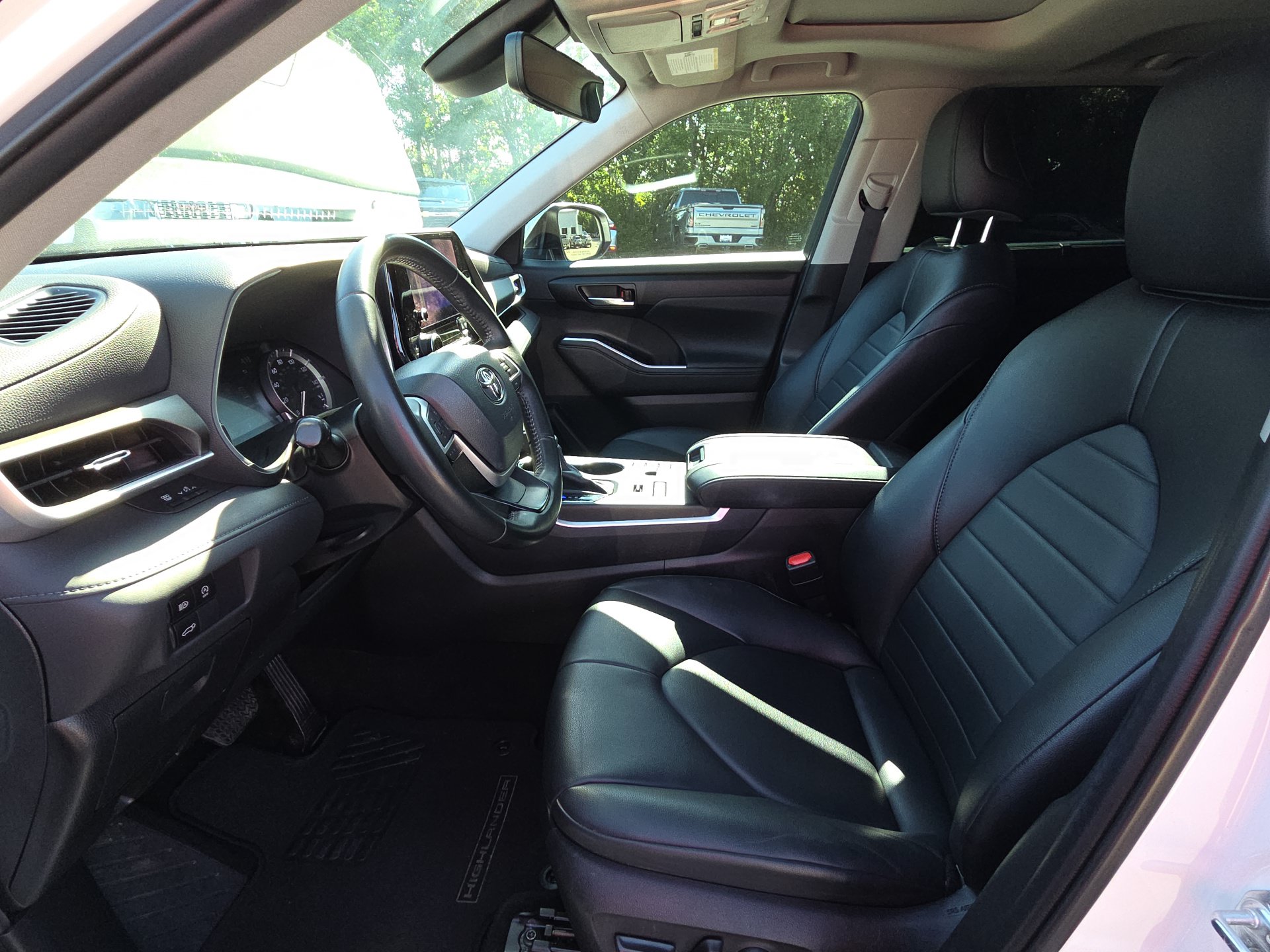 Used 2023 Toyota Highlander XLE AWD/4WD image 15