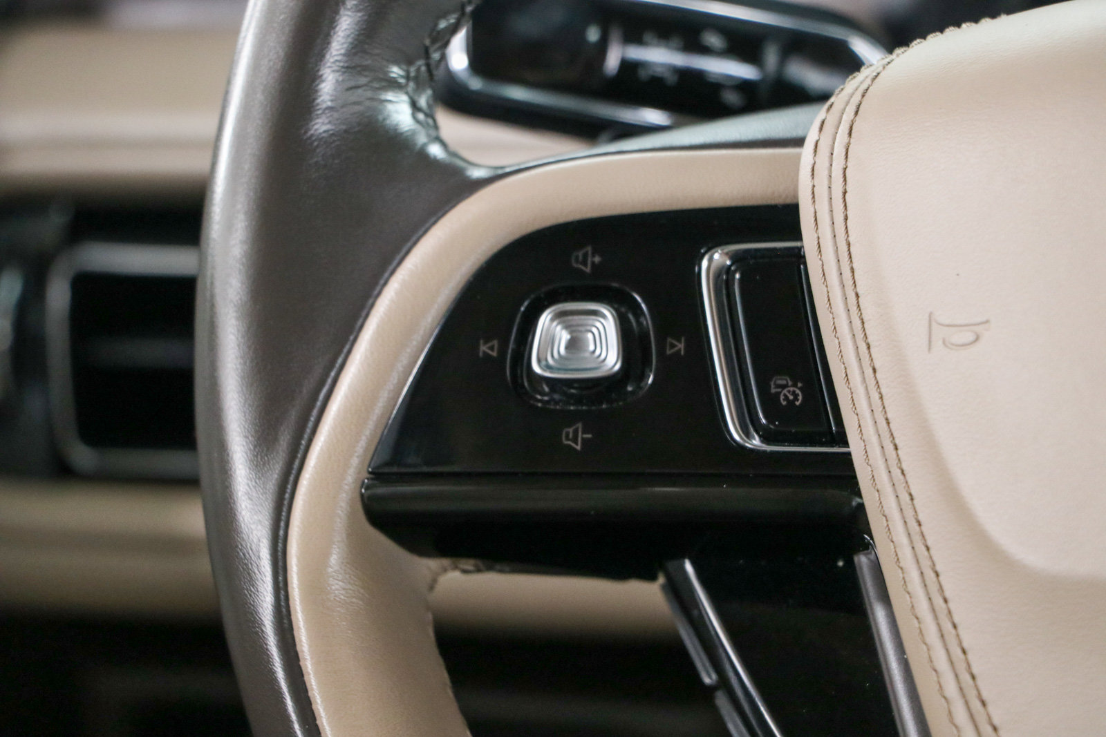 Used 2023 Lincoln Aviator Reserve w/ Equipment Group 201A AWD/4WD image 13