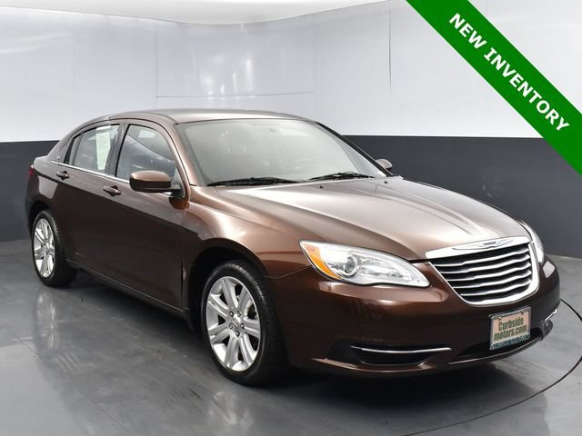 Used 2013 Chrysler 200 Touring FWD image 2