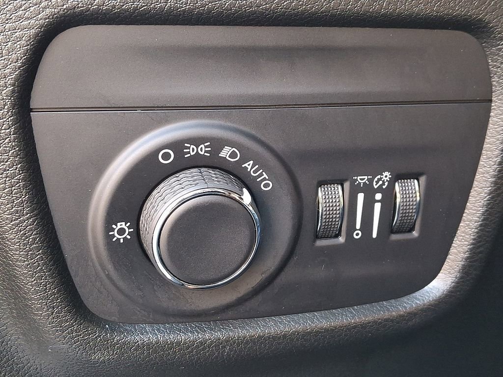 Used 2023 Jeep Grand Cherokee Laredo image 25